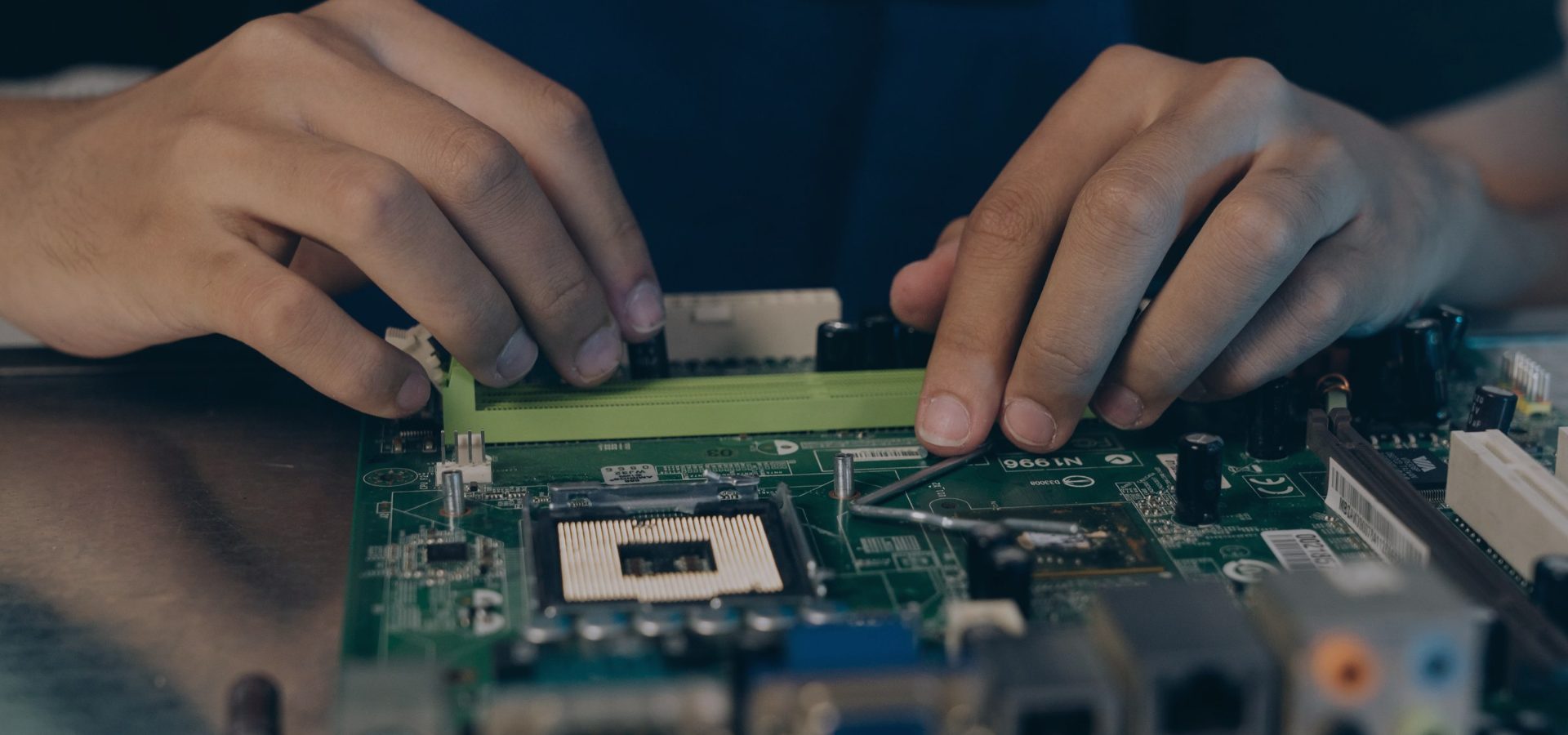 Técnico de mantenimiento informático trabajando en una placa base